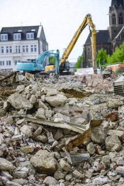 Mekanik yakalayıcı, buldozer eski binaları yıktı