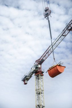 Turna nakliyesi enkazı ve ahşap parçaları beton bir binadan toplanmış.