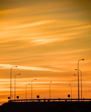 Karayolu üzerinde dramatik kırmızı günbatımı