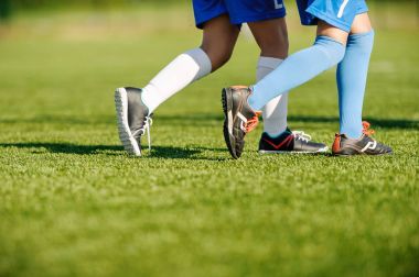 Gençlik futbol eğitim spor alanı. Çalışan ve futbol topu tekmeleme genç erkek.