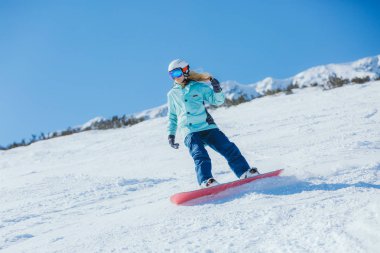 dağlarda Snowboarder 