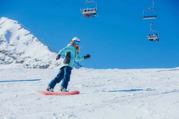 dağlarda Snowboarder 
