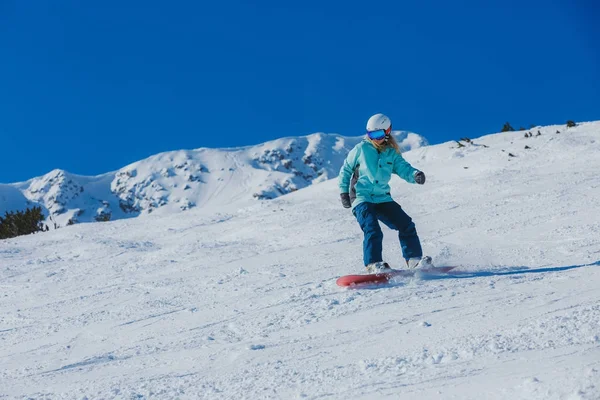 Snowboardzista Górach — Zdjęcie stockowe