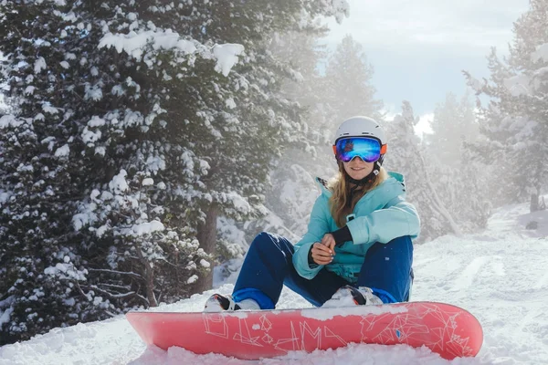 dağlarda Snowboarder 