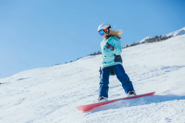 dağlarda Snowboarder 