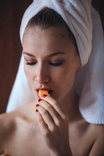 Young Sexy Nude Model Eating Mandarin Morning Clothes Hotel — Stock Photo, Image