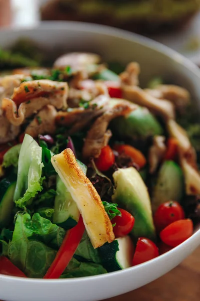 Salat mit Huhn, Gurken, Tomaten, Paprika, Salat. — Stockfoto