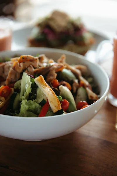 Salat mit Huhn, Gurken, Tomaten, Paprika, Salat. — Stockfoto
