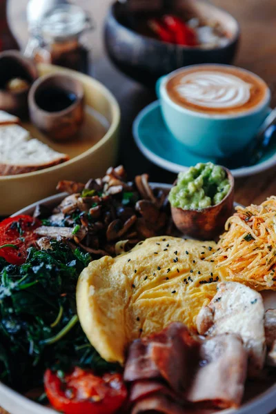 Masada sabah kahvaltısı, kremalı waffle, krema, kahve, kapuçino, kase, sebzeli omlet, tereyağlı ekmek, avokado kreması, vejetaryen yemeği, sağlıklı yemek.