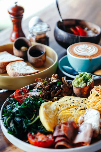 Masada sabah kahvaltısı, kremalı waffle, krema, kahve, kapuçino, kase, sebzeli omlet, tereyağlı ekmek, avokado kreması, vejetaryen yemeği, sağlıklı yemek.
