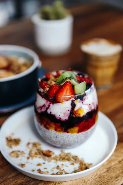 Sağlıklı kahvaltı, chia çilekli puding, yulaf ezmesi kasesi
