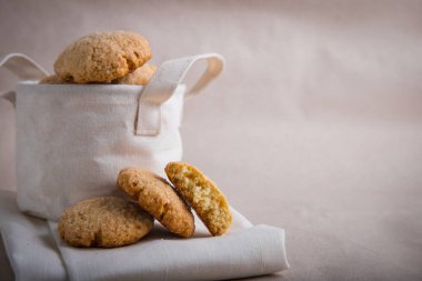 Bej arka planda keten sepetinde ev yapımı bisküviler. çatlak kurabiyeler