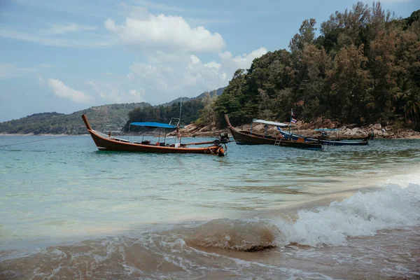 Fiskebåtar. Båtarna är i viken. Thailand Royaltyfria Stockbilder