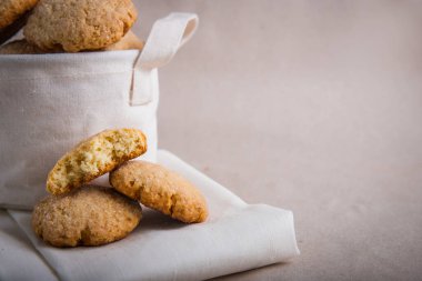 Bej arka planda keten sepetinde ev yapımı bisküviler. çatlak kurabiyeler