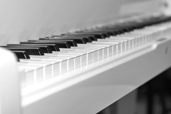 Tło Klawiatury Fortepianowej Selektywnym Ukierunkowaniem Pianino Białe — Zdjęcie stockowe