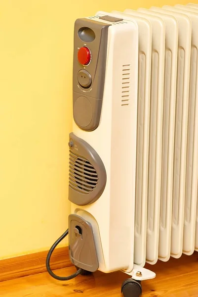 Elektrikli ısıtıcı, yerde yağ dolu radyatör. Kontrol paneli.