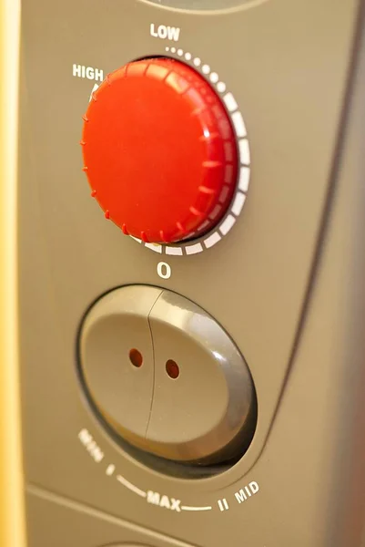 Elektrikli ısıtıcı, yerde yağ dolu radyatör. Kontrol paneli.