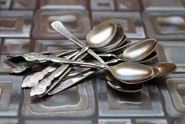 Masanın üzerinde metal çay kaşığı.