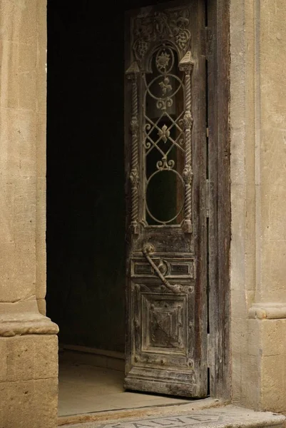 Stare Zabytkowe Drzwi Rzeźbionymi Ozdobami Rzeźba Drewnie — Zdjęcie stockowe