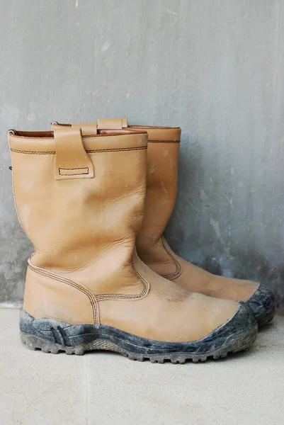 Bota Cuero Vieja Botas Viejas Sucias Barro Sobre Fondo Gris —  Fotos de Stock