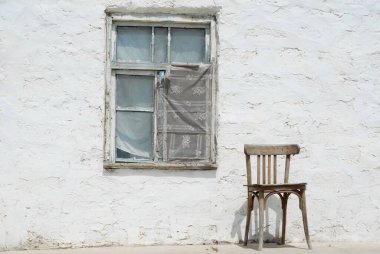 Eski sandalye ve eski bina.