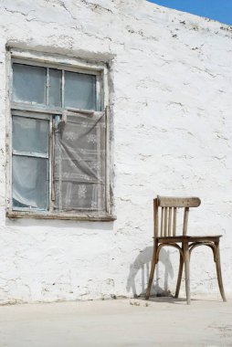 Eski sandalye ve eski bina.