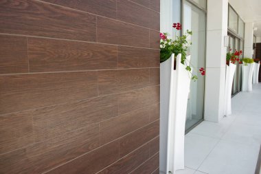 Bir evin ya da restoranın ya da kafenin dışında. Dekor elementleri. Dış unsurlar. Ön cephenin dekorasyonu.