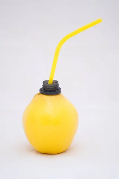 Meyve suyu, kavramsal fotoğrafçılık. Ayva. Taze ayva suyu ve vitamin konsepti.