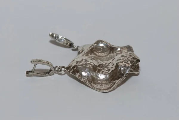 女人的耳环 女人的耳环是银制的 女用耳环是用白金属做的 金耳环 — 图库照片
