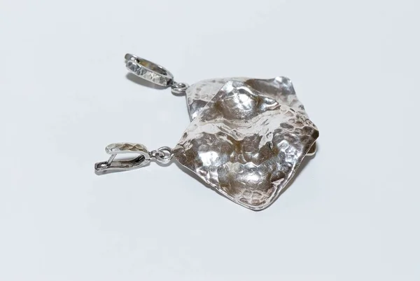 女人的耳环 女人的耳环是银制的 女用耳环是用白金属做的 金耳环 — 图库照片