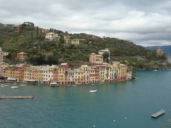 Krásný Titulek Moře Portofino Úžasné Zimní Den Některými Barevné Domy — Stock fotografie
