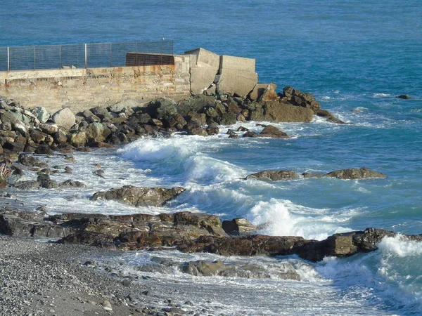 Incredibile Didascalia Del Mare Genova Primavera Con Alcune Onde — Foto Stock