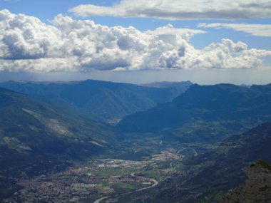 Trento dolomiti yaz günlerinde güzel görünümler 