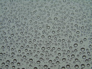 Yağmurlu bir gün sonra pencere üzerinde şaşırtıcı waterdrop etkisi