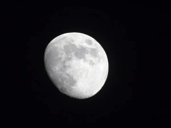 春天的日子里 热诺瓦市上空的满月令人惊讶地描述了这一美妙的瞬间 — 图库照片