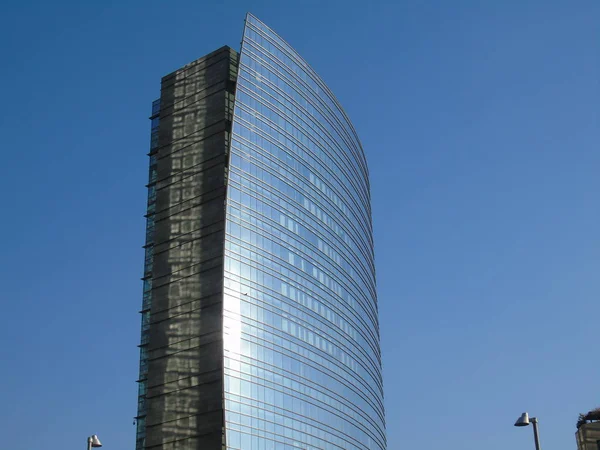 ミラノの美しい青い空と春の日の高層ビルをいくつかのビュー — ストック写真