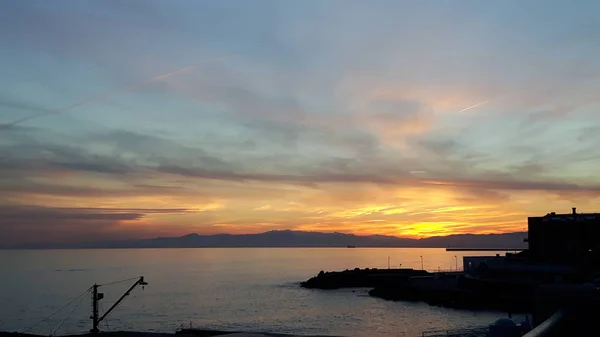 Bahar günlerinde Genova deniz üzerinde şaşırtıcı günbatımı 