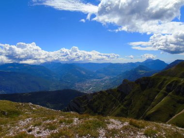 Trento Dağları yaz yolculuk, soğuk sıcaklık ve bulut içinde dolomites yakınındaki güzel panoramik