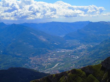 Trento Dağları yaz yolculuk, soğuk sıcaklık ve bulut içinde dolomites yakınındaki güzel panoramik