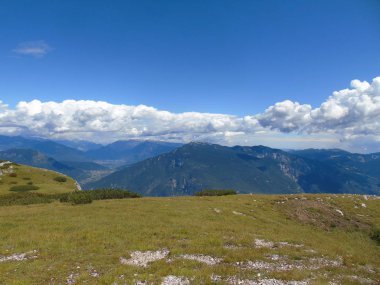 Trento Dağları yaz yolculuk, soğuk sıcaklık ve bulut içinde dolomites yakınındaki güzel panoramik