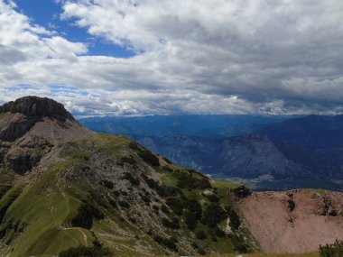 Trento Dağları yaz yolculuk, soğuk sıcaklık ve bulut içinde dolomites yakınındaki güzel panoramik