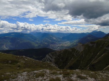 Trento Dağları yaz yolculuk, soğuk sıcaklık ve bulut içinde dolomites yakınındaki güzel panoramik