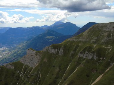 Trento Dağları yaz yolculuk, soğuk sıcaklık ve bulut içinde dolomites yakınındaki güzel panoramik