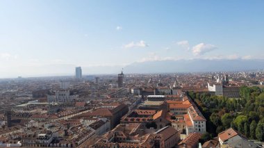 Torino, İtalya - 10 / 24 / 2019: Güzel güneşli bir günde Torin şehrinin inanılmaz bir başlığı. Şehrin merkezindeki eski binaların İtalya 'daki krallık döneminden kalma detaylı fotoğrafları..