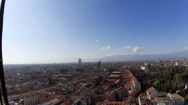 Torino, İtalya - 10 / 24 / 2019: Güzel güneşli bir günde Torin şehrinin inanılmaz bir başlığı. Şehrin merkezindeki eski binaların İtalya 'daki krallık döneminden kalma detaylı fotoğrafları..