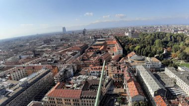 Torino, İtalya - 10 / 24 / 2019: Güzel güneşli bir günde Torin şehrinin inanılmaz bir başlığı. Şehrin merkezindeki eski binaların İtalya 'daki krallık döneminden kalma detaylı fotoğrafları..