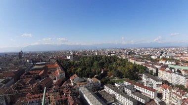 Torino, İtalya - 10 / 24 / 2019: Güzel güneşli bir günde Torin şehrinin inanılmaz bir başlığı. Şehrin merkezindeki eski binaların İtalya 'daki krallık döneminden kalma detaylı fotoğrafları..