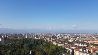 Torino, İtalya - 10 / 24 / 2019: Güzel güneşli bir günde Torin şehrinin inanılmaz bir başlığı. Şehrin merkezindeki eski binaların İtalya 'daki krallık döneminden kalma detaylı fotoğrafları..