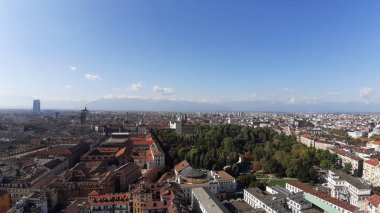 Torino, İtalya - 10 / 24 / 2019: Güzel güneşli bir günde Torin şehrinin inanılmaz bir başlığı. Şehrin merkezindeki eski binaların İtalya 'daki krallık döneminden kalma detaylı fotoğrafları..