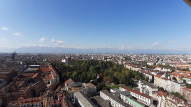 Torino, İtalya - 10 / 24 / 2019: Güzel güneşli bir günde Torin şehrinin inanılmaz bir başlığı. Şehrin merkezindeki eski binaların İtalya 'daki krallık döneminden kalma detaylı fotoğrafları..